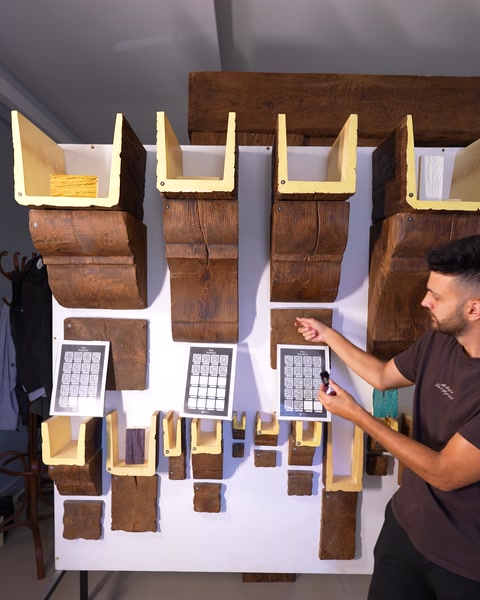 Showroom panosunda farklı ahşap desen örneklerini açıklayan görevli
