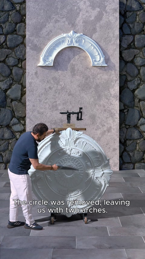 Kesilen tavan göbeğinden oluşturulan iki kemer parçası sergileniyor.