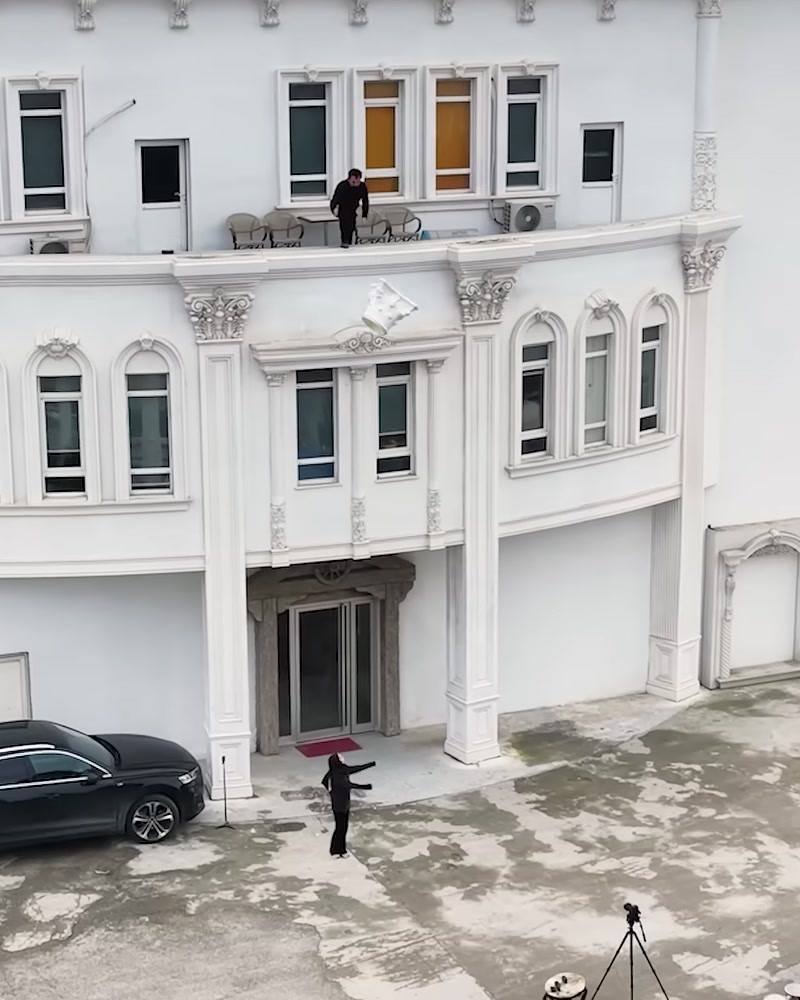 Poliüretan sütun ve cephe süsleriyle tamamlanan klasik bina cephesi