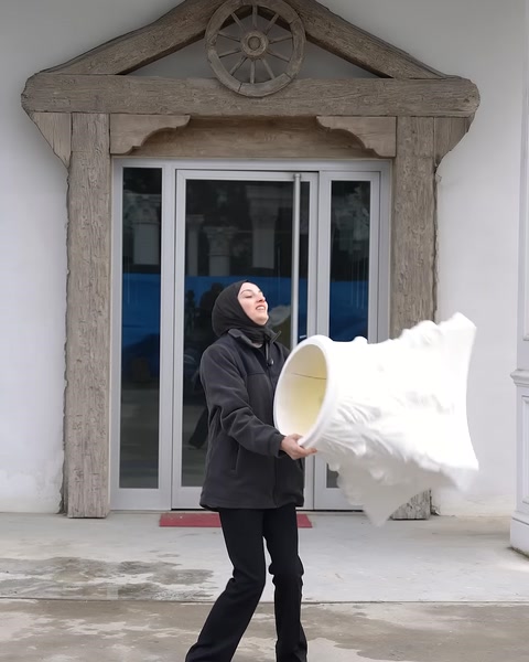 Hafif poliüretan sütun başlığı elde taşınarak yapısı tanıtılıyor