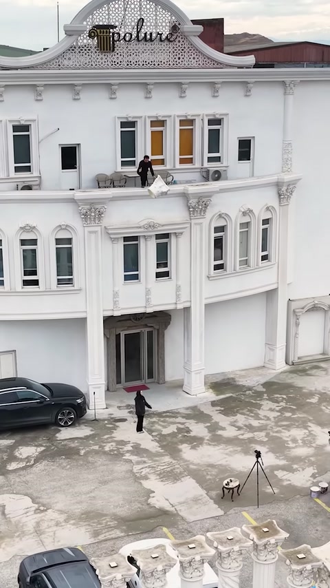 Dekoratif sütunlarla tamamlanan klasik mimari üsluptaki dış cephe uygulaması