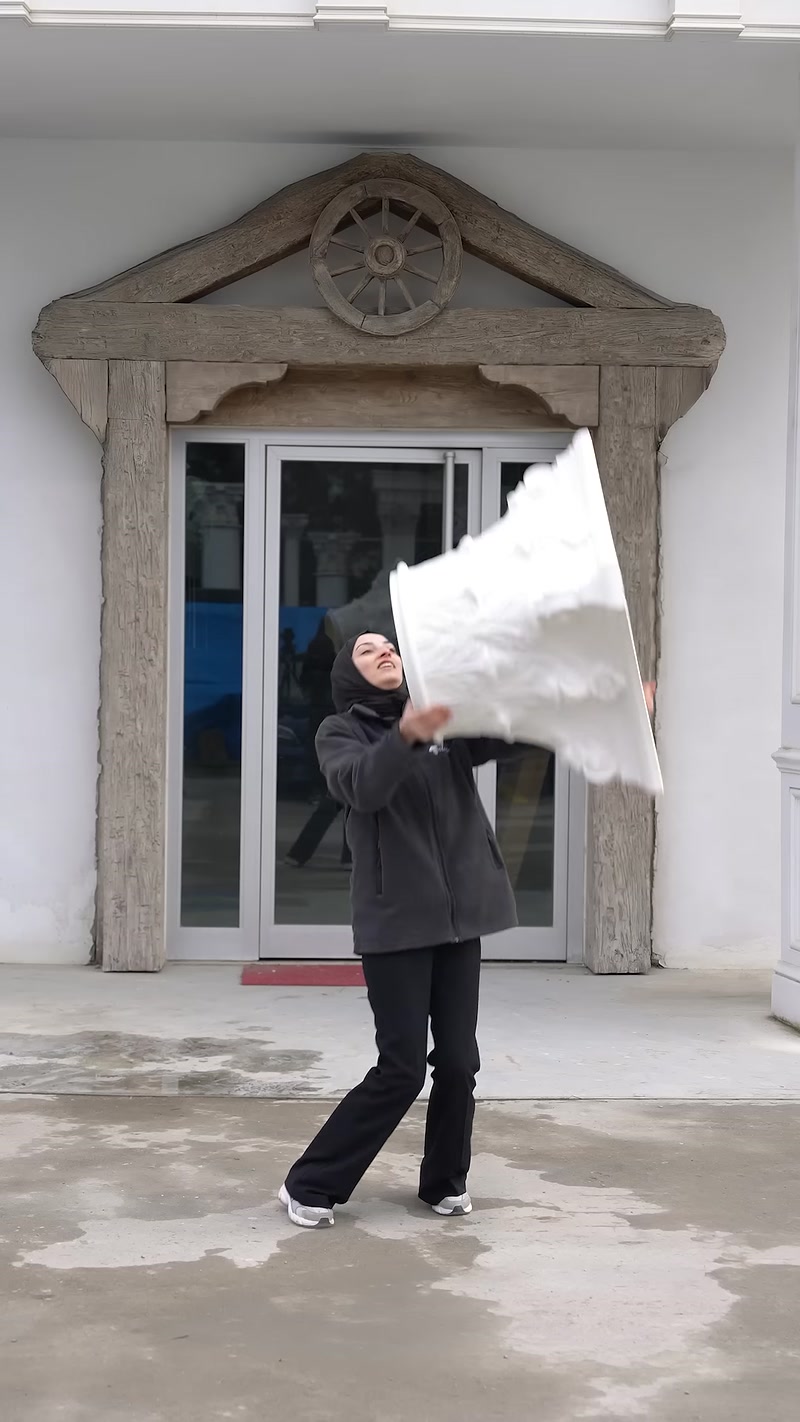 Hafif poliüretan sütun başlığının elde taşınarak yapısı gösteriliyor