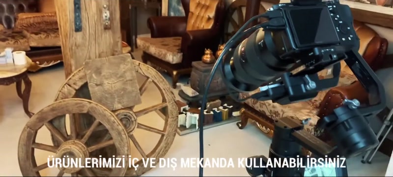 Ahşap görünümlü at arabası tekeri dekoratif ürün olarak sergileniyor