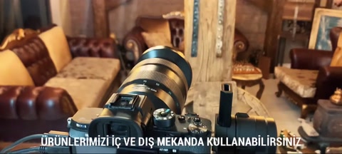 Şömine yanında dekoratif tekerlek ile rustik iç mekan düzenlemesi