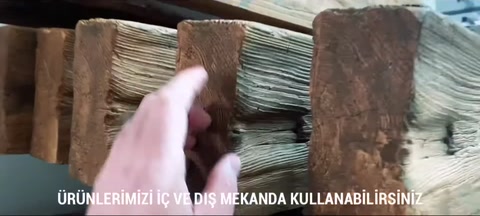 El ile rustik kiriş yüzeyi dokunularak inceleniyor