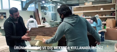 Atölyede iki kişi kiriş ürünü üzerinde çalışma yapıyor