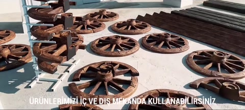 Sırayla dizilmiş at arabası tekerlekleri depo alanında görünüyor