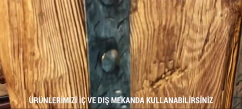 Kiriş yüzeyinde doğal ahşap doku yakın çekimde gösteriliyor