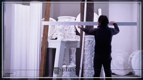 Dekoratif yatay çıta, sergi kompozisyonunun üst bölümüne taşınıyor.