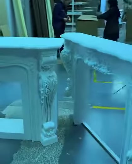 Farklı derinliklere sahip iki dekoratif şömine modelinin yan görünümü