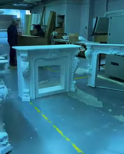 Geniş açıklıklı şömine çerçevesinin atölyedeki bütün görünümü