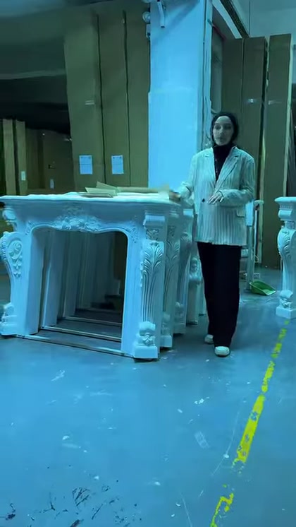 Üretim alanında sergilenen oymalı poliüretan dekoratif şömine modeli