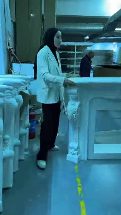 Sunucu sade çerçeveli şömine modelinin geniş açıklığını tanıtıyor