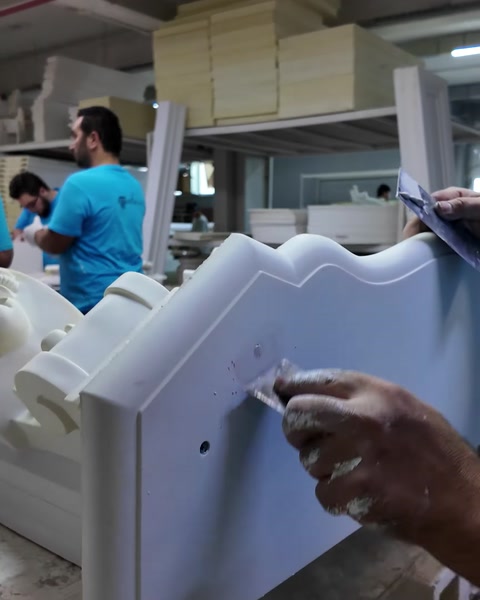 Şömine paneli kenarı zımpara ile düzeltiliyor