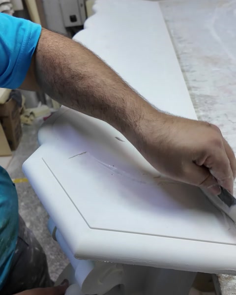 Kenar bıçakla düzeltilerek son şekli veriliyor