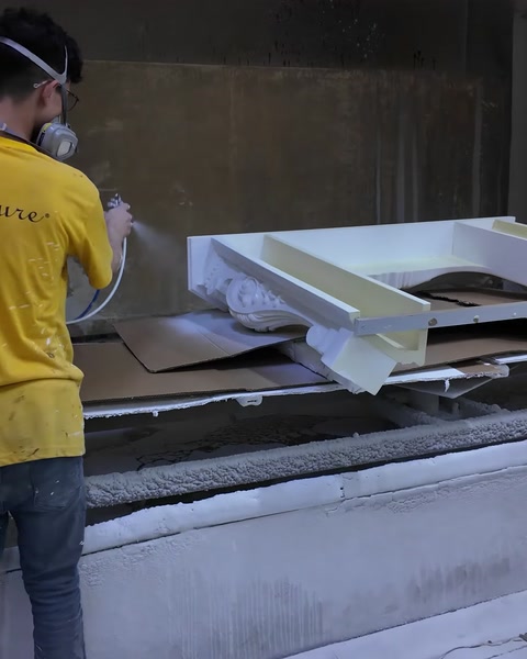 Boya kabininde şömine paneli bekletiliyor