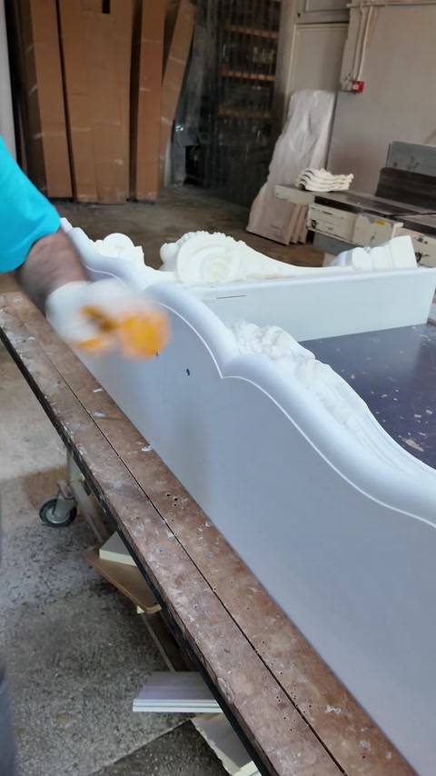 Üst tabla bezemeli şömine gövdesine dikkatlice yerleştiriliyor