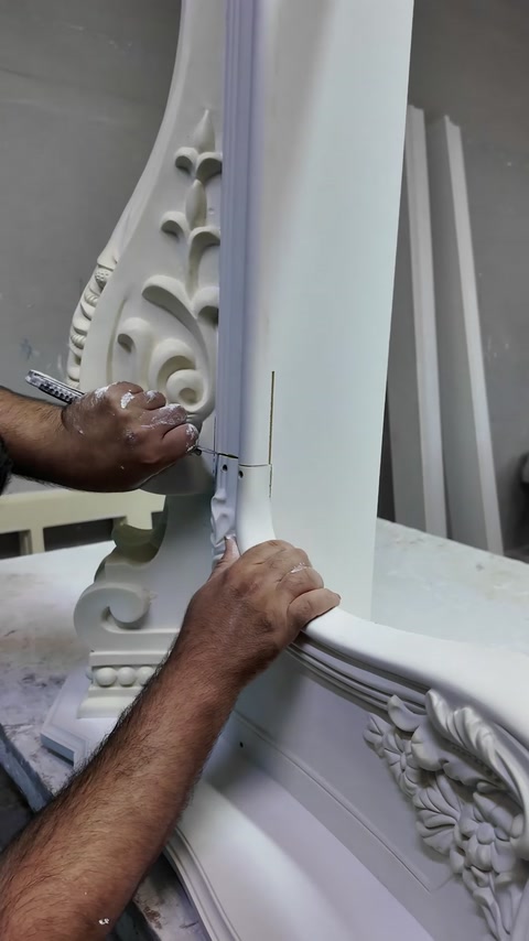 Küçük oyma motif dikey şömine ayağına yerleştiriliyor
