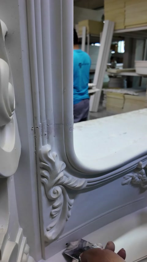 Dikey yivler ve kıvrımlı süslemeler elle kontrol ediliyor