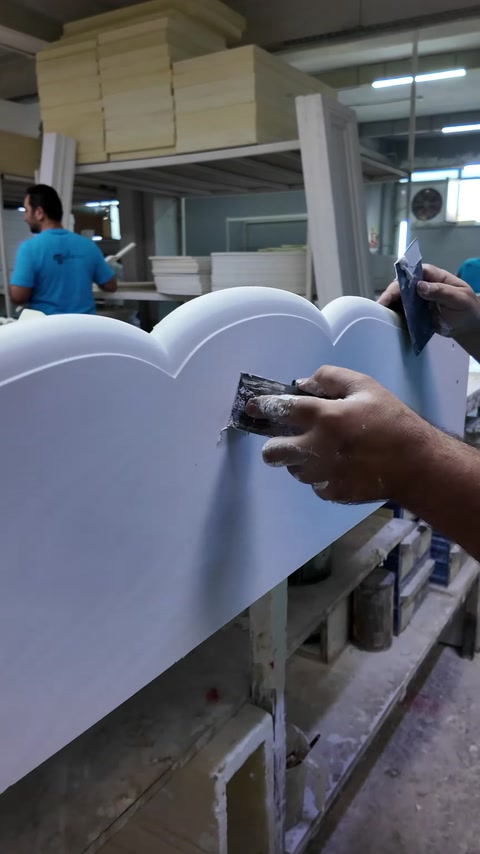 Kavisli üst tabla yüzeyi zımpara ile düzeltiliyor
