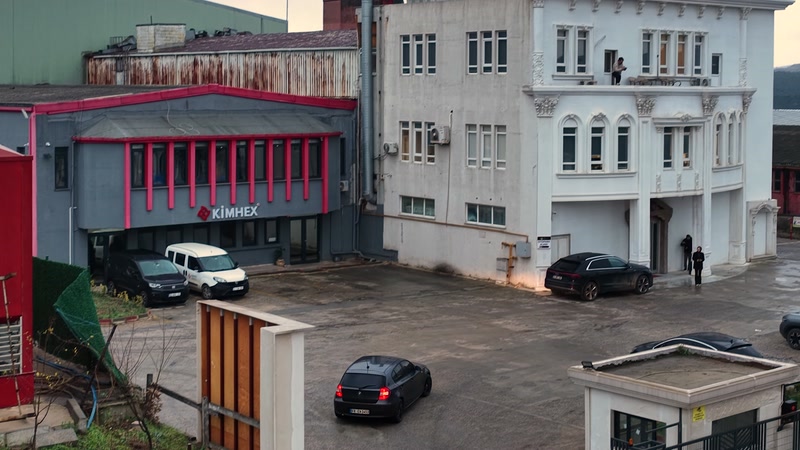 Poliüretan dış cephe süslemeleriyle kaplı showroom binasının dış görünümü