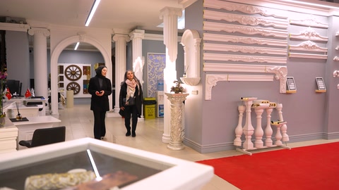 Üst kat showroomda sütun başlıkları ve dekoratif ürün grupları
