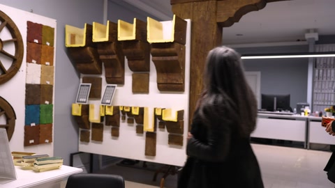 Duvarda sıralanmış renk ve doku örnek kartları ile boya seçenekleri