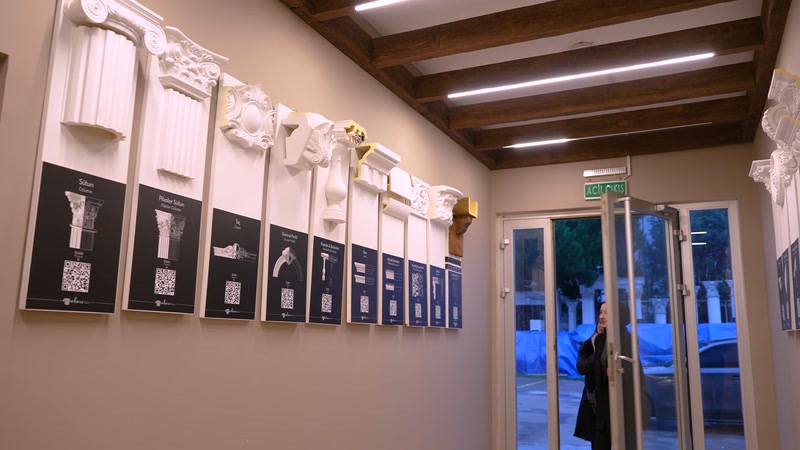 Ürün panoları ve QR kodlarla düzenlenen showroom koridoru