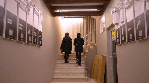Ürün panolarıyla çevrili üst kat showroom geçiş alanı