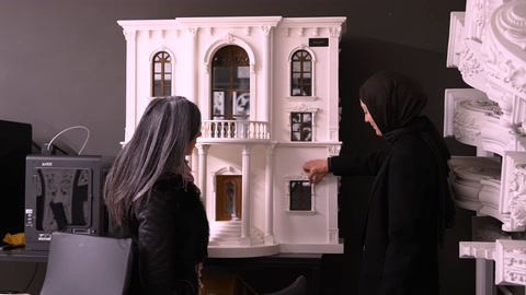 Cephe elemanlarının uygulamasını gösteren mimari bina maketi