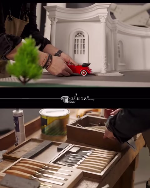 Sütunlu villa maketinde kırmızı araç ve peyzaj ayrıntıları düzenleniyor