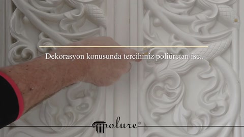 Kabartmalı poliüretan separatör yüzeyi elle yakından inceleniyor
