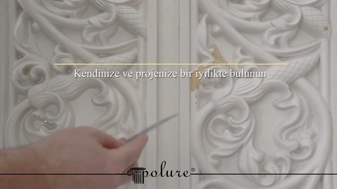 Poliüretan kaplamanın desenli yüzey detayı parmakla gösteriliyor