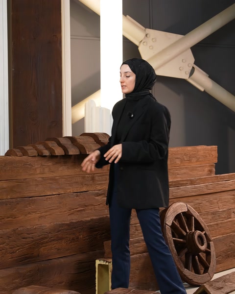 Sunucu el hareketiyle bilgi veriyor