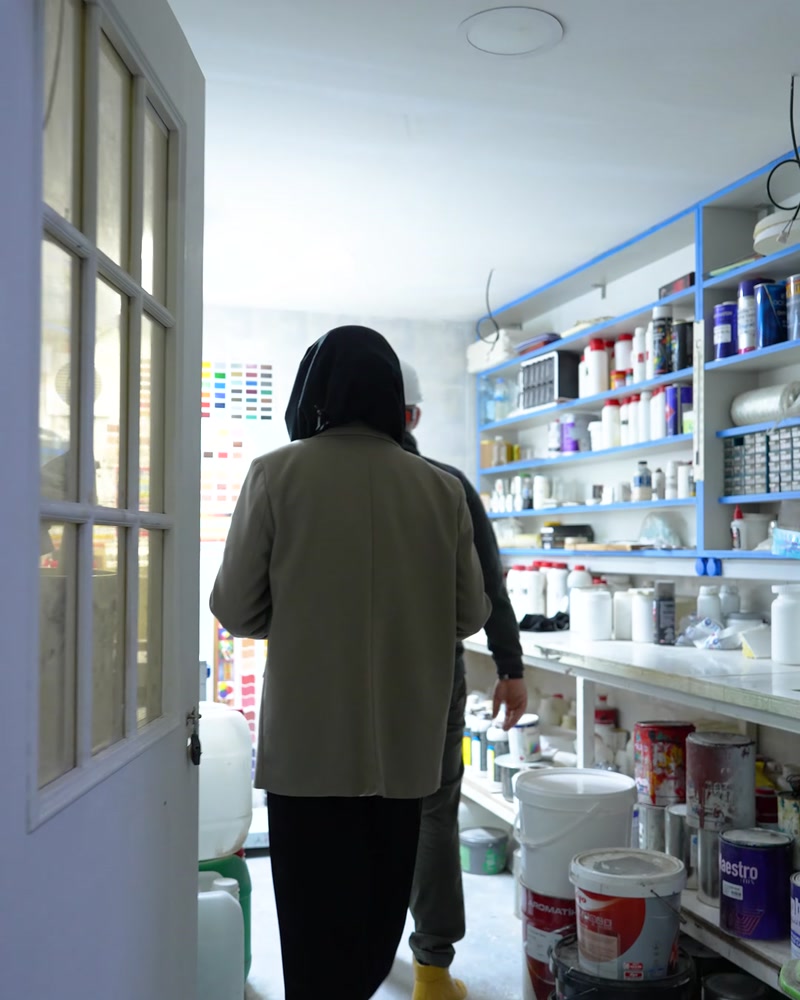 Poliüretan laboratuvarına giriş yapan ekip üyesi kapıdan içeri giriyor