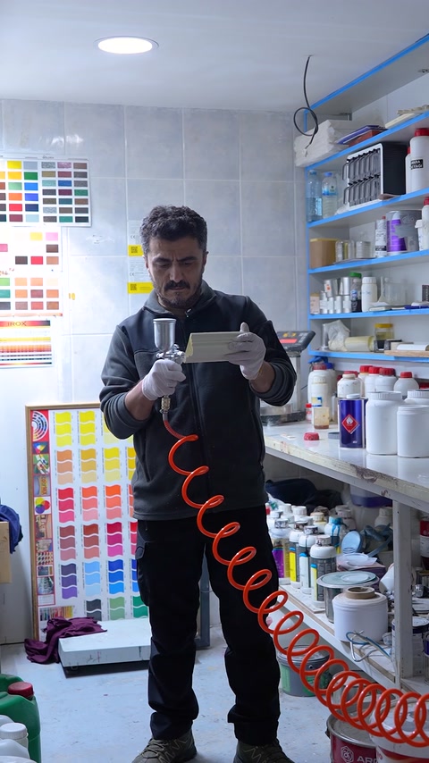Laboratuvar görevlisi püskürtme ekipmanını uygulama öncesinde dikkatle hazırlıyor