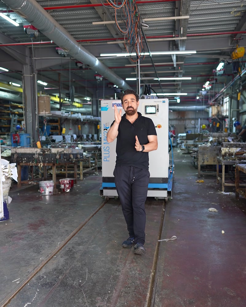 Fabrika içinde poliüretan üretim sürecini tanıtan kısa giriş anı