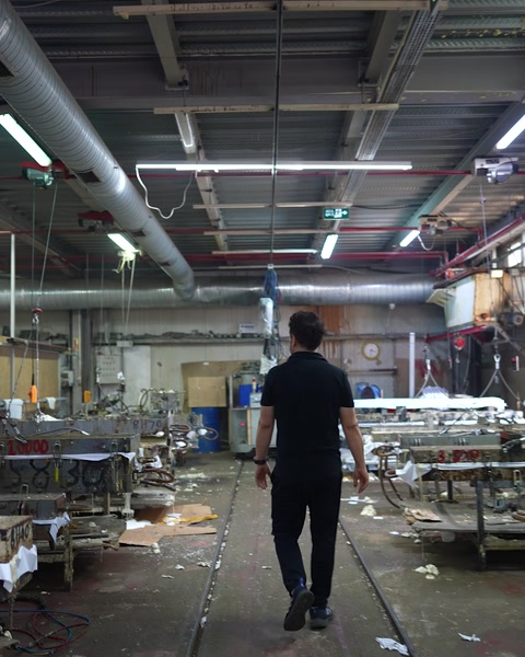 Enjeksiyon bandındaki kalıplara doğru fabrika koridorunda yürünüyor
