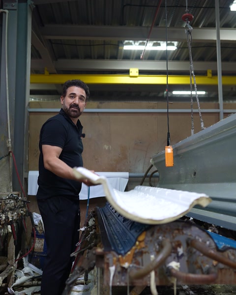 Desenli kartonpiyer kalıptan elle tutularak dikkatlice çekilip çıkarılıyor