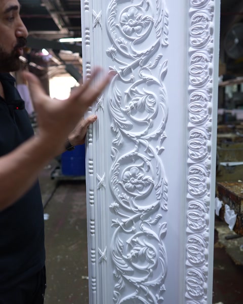 Kartonpiyer üzerindeki gül rozet ve yaprak deseni yakın planda