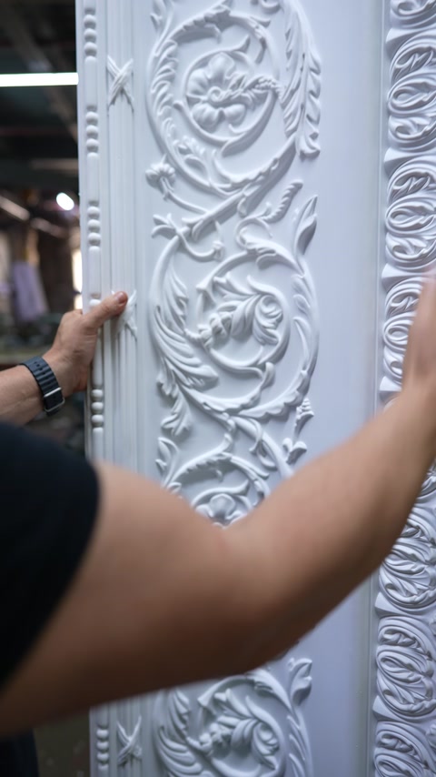 Kartonpiyerin kabartmalı motifleri ve boncuk bordürü yakından inceleniyor