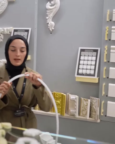 Uzun beyaz çıta iki elle kıvrımlı biçime getiriliyor