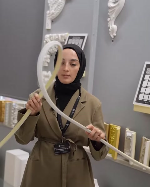 Beyaz ve açık renkli esnek profiller birlikte sergileniyor