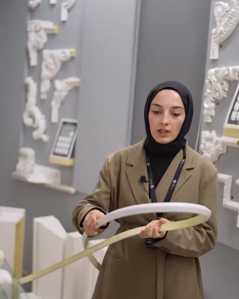 Flex çıta yatay bir halka oluşturularak bükülme özelliği gösteriliyor