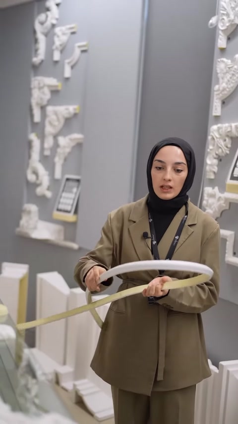 Flex çıtanın kavisli uygulamalara uyumu elle bükülerek gösteriliyor.