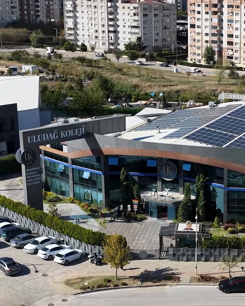 Uludağ Koleji binasının dış cephesi güneşli havada görünüyor