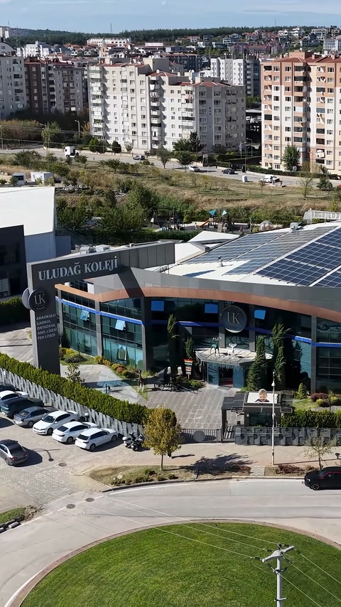 Uludağ Koleji binasının çevresi ve mevcut dış cephe düzeni