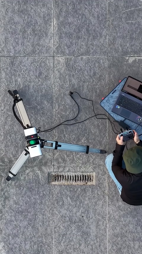 Hassas 3D tarayıcı dış cephe ölçümünde tripod üzerinde çalışıyor