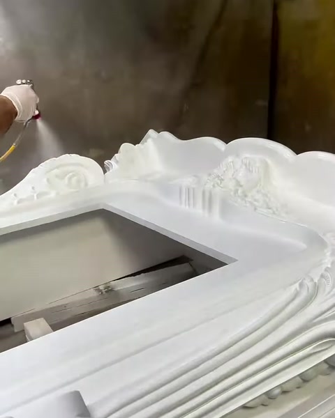 Şömine üstlüğündeki simetrik kabartmalar püskürtme sırasında yakından görülüyor.
