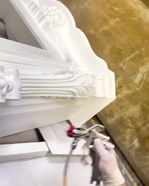 Katmanlı silmeler ve çiçek bezemeli köşe detayı yakından görülüyor.